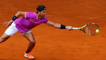 Rafa Nadal intenta llegar a una bola en el partido ante Fognini