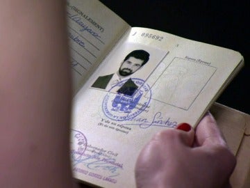 María descubre el pasaporte falso de Alonso