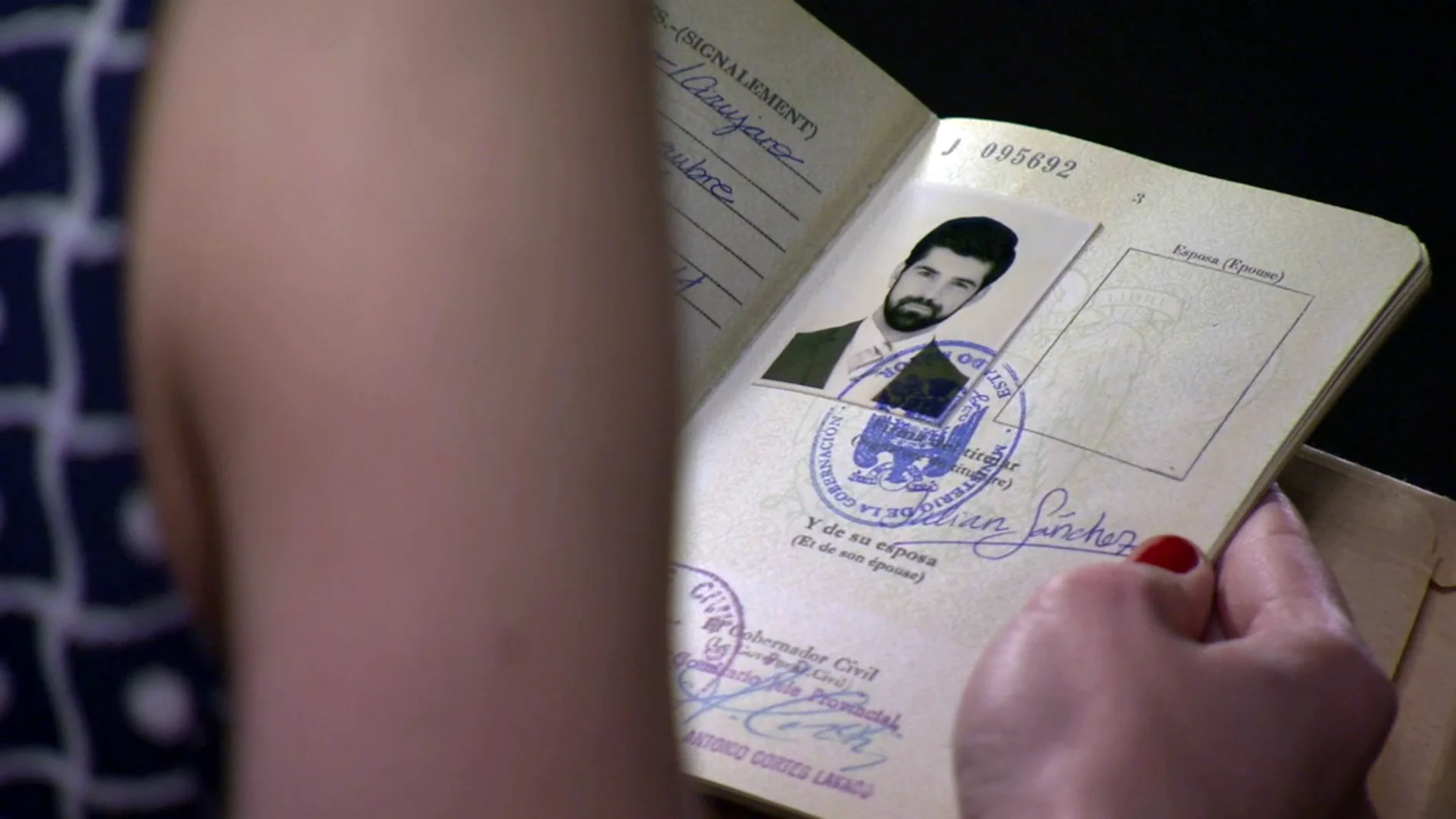 María descubre el pasaporte falso de Alonso