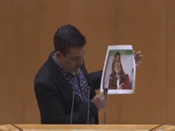 Sánchez pide a senador de Compromís que se disculpe por romper foto de Díaz