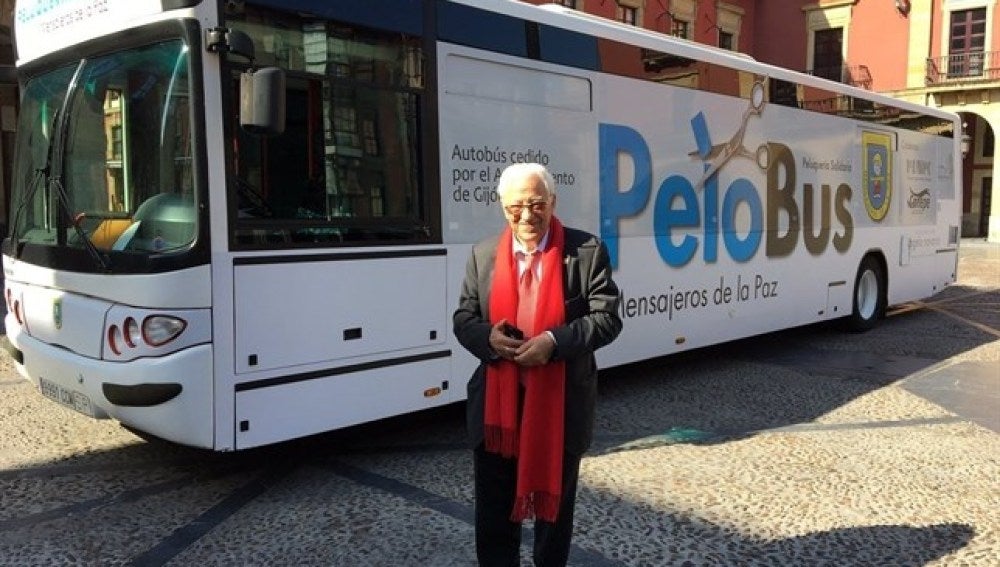 Padre Ángel junto al 'Pelobús'