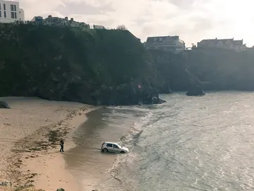 El conductor intentando sumergirse en el mar El conductor intentando sumergirse en el mar