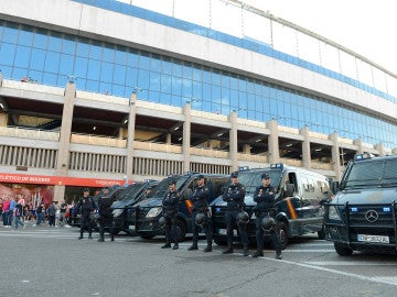 Varios efectivos policiales esperan en las inmediaciones del Calderón