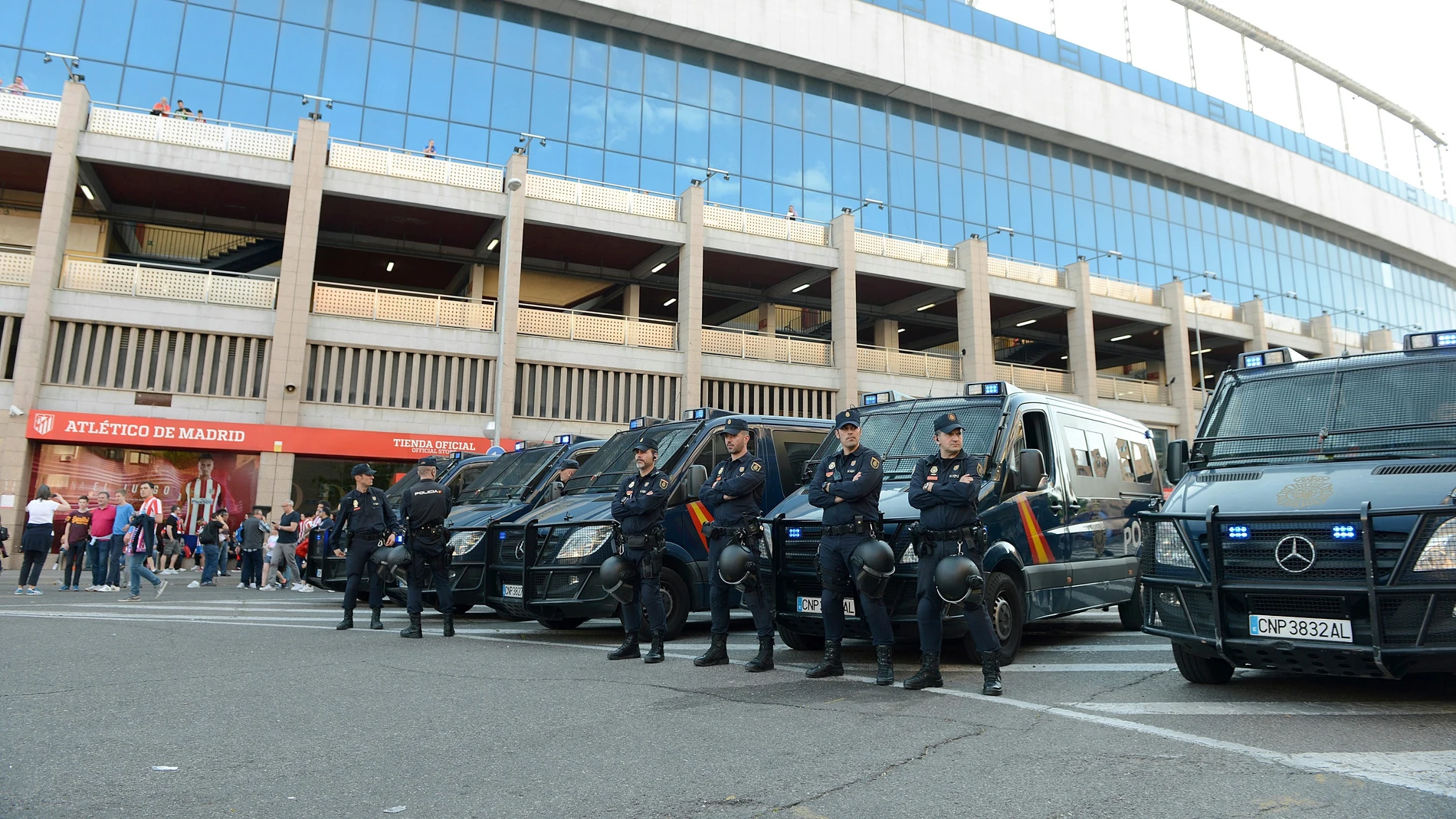 Varios efectivos policiales esperan en las inmediaciones del Calderón