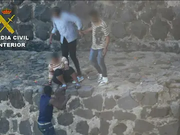 Frame 37.089777 de: Ocho detenidos, uno de ellos menor, por introducir 166 inmigrantes en Melilla Frame 37.089777 de: Ocho detenidos, uno de ellos menor, por introducir 166 inmigrantes en Melilla