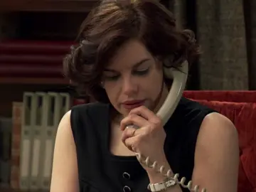 Marta recibe una llamada urgente del director del banco Marta recibe una llamada urgente del director del banco