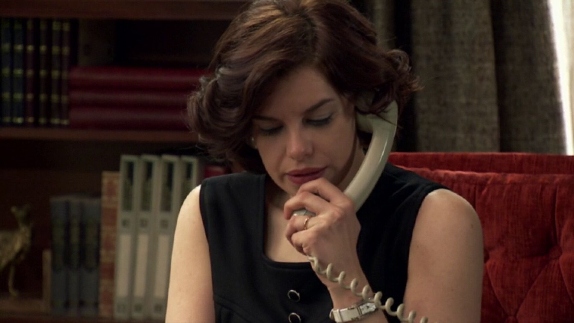 Marta recibe una llamada urgente del director del banco