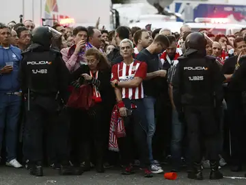 Aficionados del Atlético de Madrid, retenidos por la Policía Aficionados del Atlético de Madrid, retenidos por la Policía