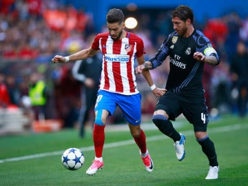 Yannick Carrasco y Sergio Ramos durante el Atlético - Real Madrid