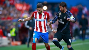 Yannick Carrasco y Sergio Ramos durante el Atlético - Real Madrid