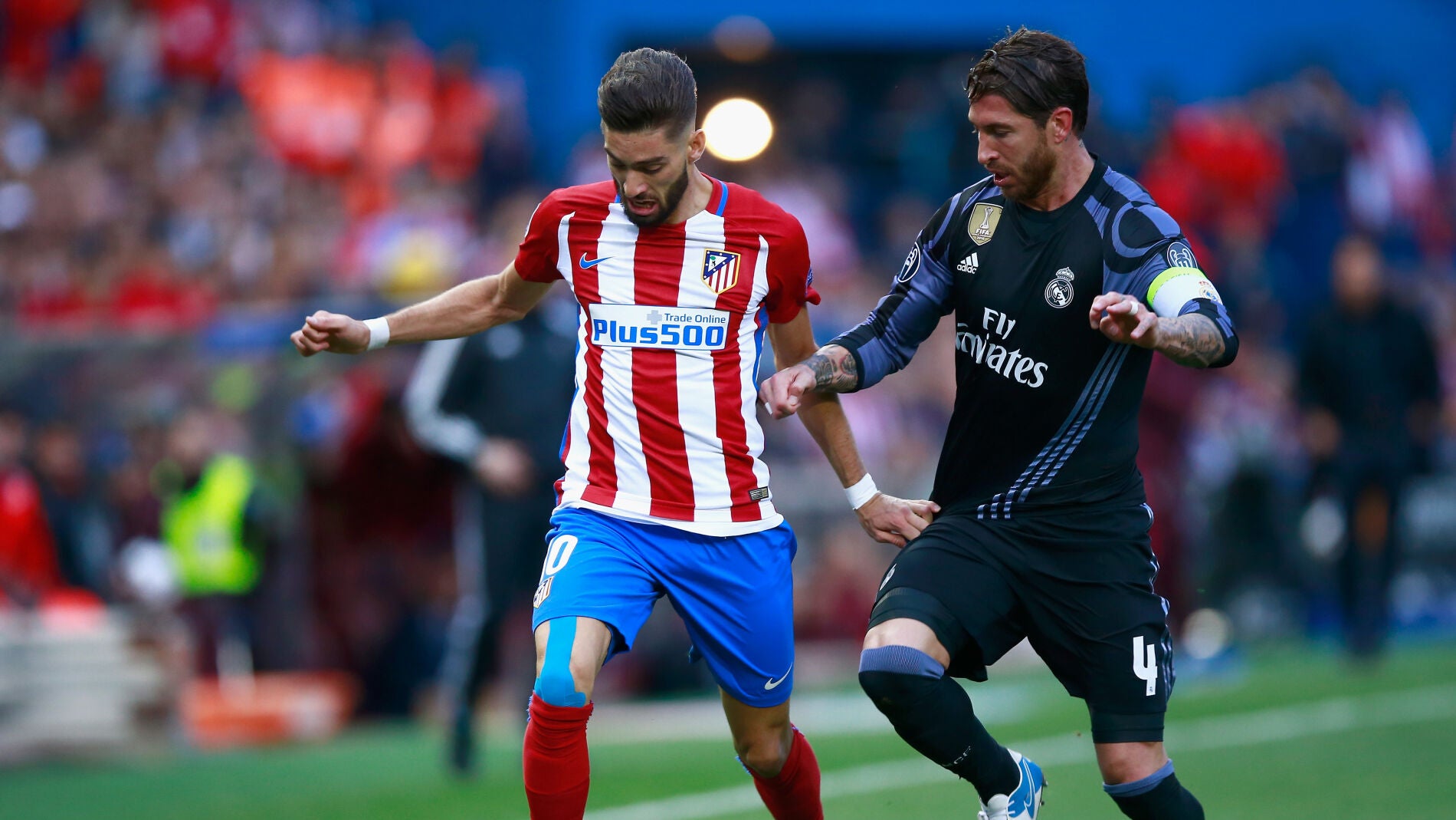 Yannick Carrasco y Sergio Ramos durante el Atl&eacute;tico - Real Madrid
