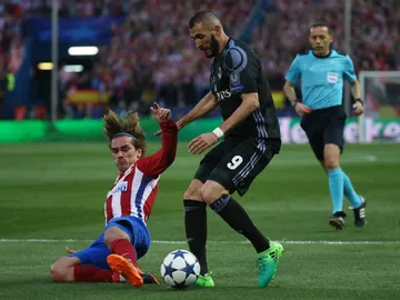 Benzema y Griezmann durante una acción del partido Benzema y Griezmann durante una acción del partido
