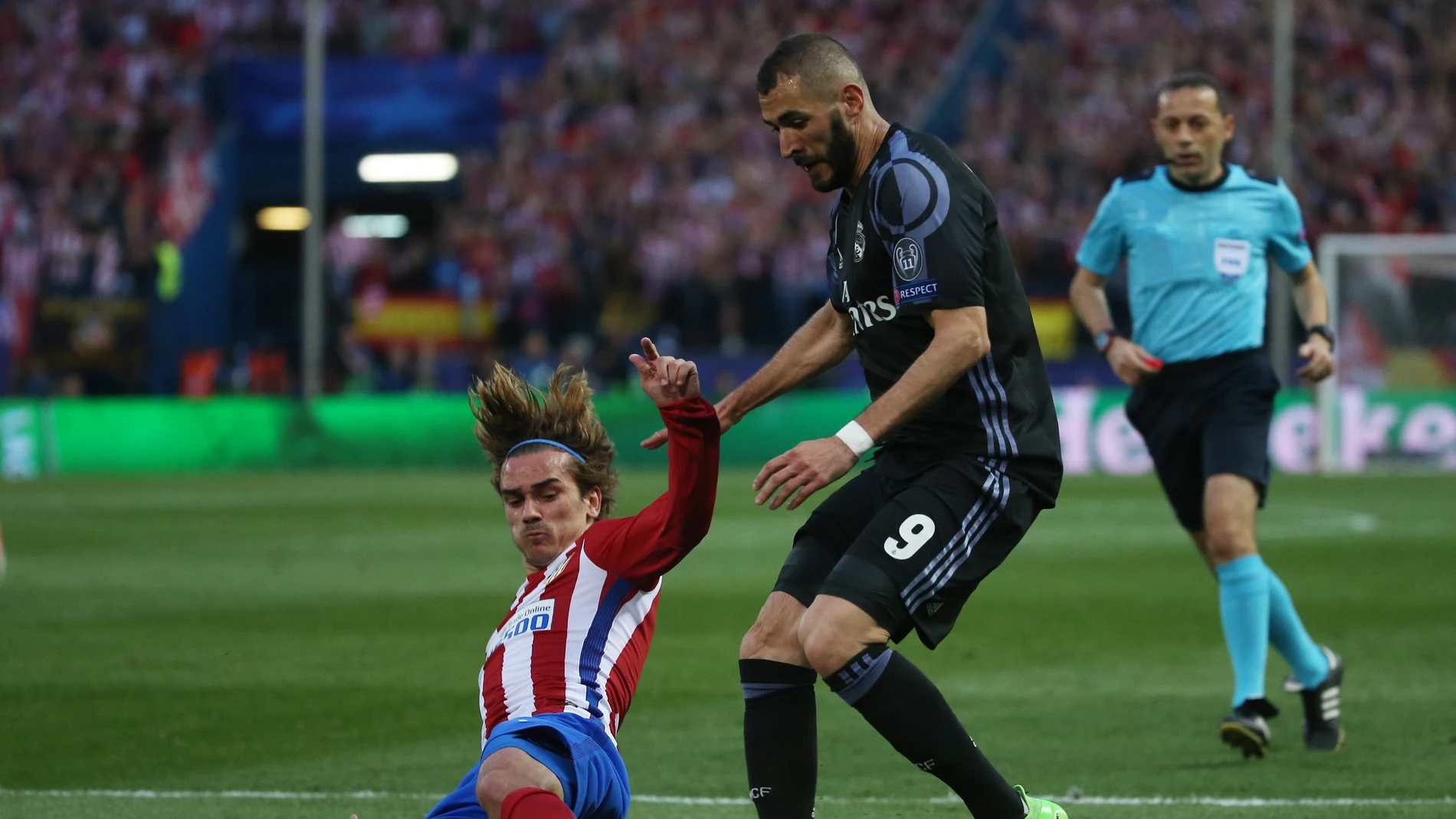 Benzema y Griezmann durante una acción del partido Benzema y Griezmann durante una acción del partido