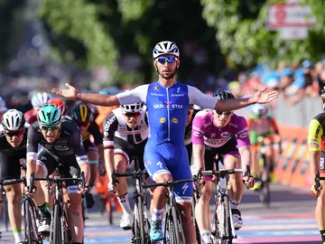 Fernando Gaviria celebra su victoria en el Giro de Italia Fernando Gaviria celebra su victoria en el Giro de Italia