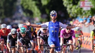Fernando Gaviria celebra su victoria en el Giro de Italia