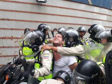 El dirigente opositor, Sergio Contreras, al ser detenido 