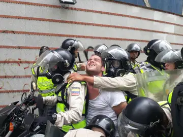 El dirigente opositor, Sergio Contreras, al ser detenido El dirigente opositor, Sergio Contreras, al ser detenido