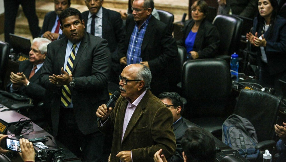 El diputado Ismael García habla durante una sesión de la Asamblea Nacional de Venezuela