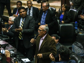 El diputado Ismael García habla durante una sesión de la Asamblea Nacional de Venezuela