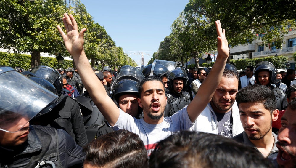 Un vendedor de fruta se prende fuego desatando las protestas en Túnez