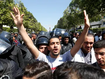 Un vendedor de fruta se prende fuego desatando las protestas en Túnez Un vendedor de fruta se prende fuego desatando las protestas en Túnez