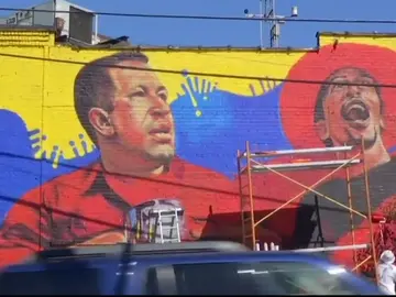 Frame 9.784405 de: Destruyen un mural de Hugo Chávez en Nueva York Frame 9.784405 de: Destruyen un mural de Hugo Chávez en Nueva York