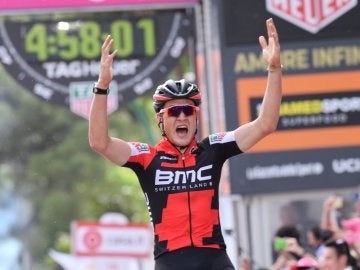 Dillier celebra su victoria en la sexta etapa del Giro