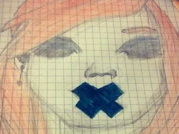 Dibujo de una chica con la boca tapada Dibujo de una chica con la boca tapada
