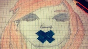 Dibujo de una chica con la boca tapada