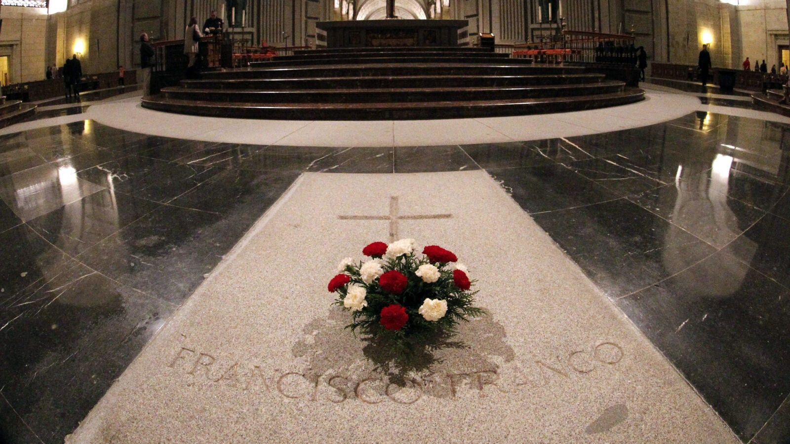 Suspenden de forma cautelar la licencia urbanística para exhumar a Franco
