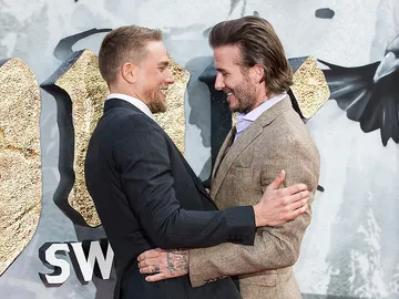 Charlie Hunnam y David Beckham se saludan cariñosamente Charlie Hunnam y David Beckham se saludan cariñosamente