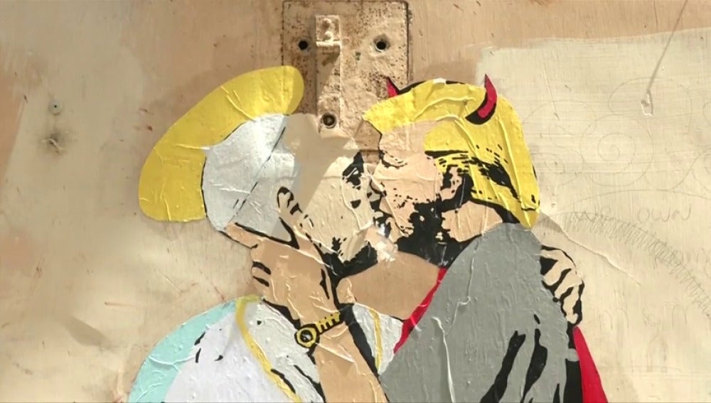 Frame 14.651555 de: Un beso entre el papa Francisco y Donald Trump aparece pintado en un muro cercano al Vaticano