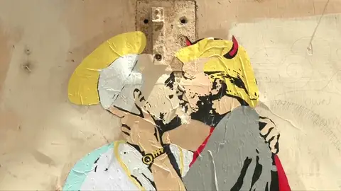 Frame 14.651555 de: Un beso entre el papa Francisco y Donald Trump aparece pintado en un muro cercano al Vaticano Frame 14.651555 de: Un beso entre el papa Francisco y Donald Trump aparece pintado en un muro cercano al Vaticano