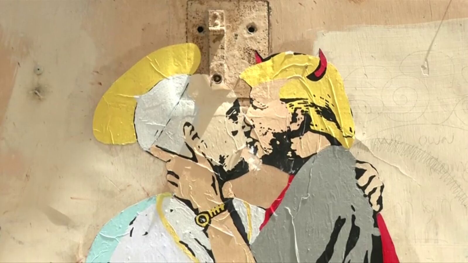 Un beso entre el Papa Francisco y Donald Trump aparece pintado en un muro cercano al Vaticano