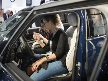 Dos asistentes al Automobile Barcelona prueban el nuevo Mini Countryman Dos asistentes al Automobile Barcelona prueban el nuevo Mini Countryman