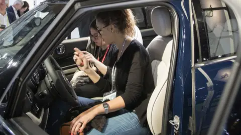Dos asistentes al Automobile Barcelona prueban el nuevo Mini Countryman Dos asistentes al Automobile Barcelona prueban el nuevo Mini Countryman