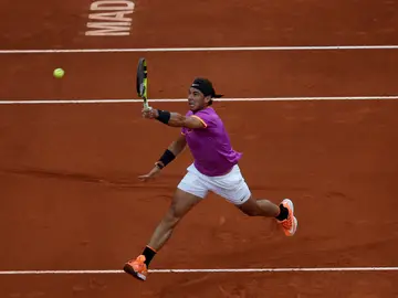 Rafa Nadal golpea una bola alta ante Kyrgios Rafa Nadal golpea una bola alta ante Kyrgios