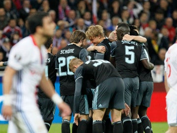 Los jugadores del Ajax celebran su gol contra el Lyon en Francia