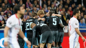 Los jugadores del Ajax celebran su gol contra el Lyon en Francia