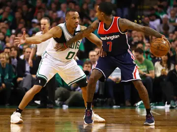 Avery Bradley defiende a Brandon Jennings Avery Bradley defiende a Brandon Jennings