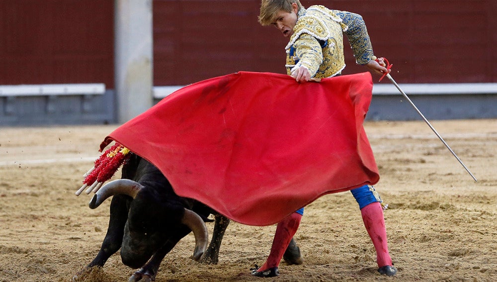 El diestro Javier Jiménez con su segundo, al que cortó una oreja, durante el primer festejo de la feria de San Isidro