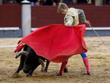 El diestro Javier Jiménez con su segundo, al que cortó una oreja, durante el primer festejo de la feria de San Isidro 