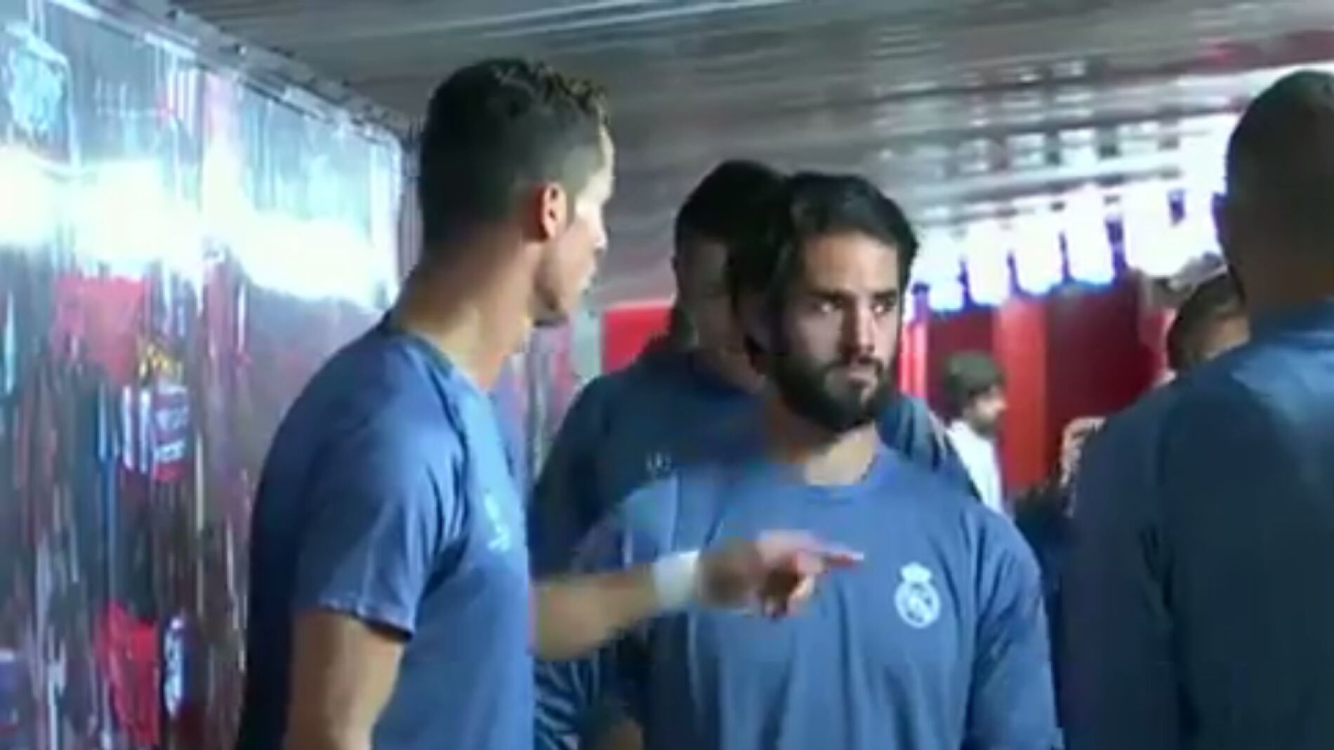 Cristiano, hablando con sus compa&ntilde;eros