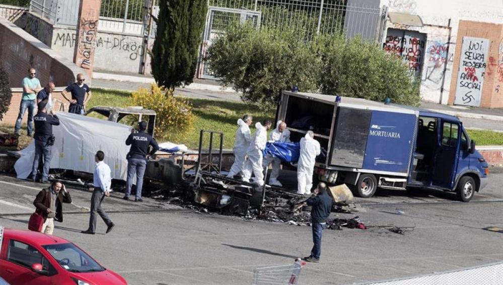 Los forenses trabajan en el lugar del incendio