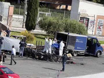 Los forenses trabajan en el lugar del incendio Los forenses trabajan en el lugar del incendio