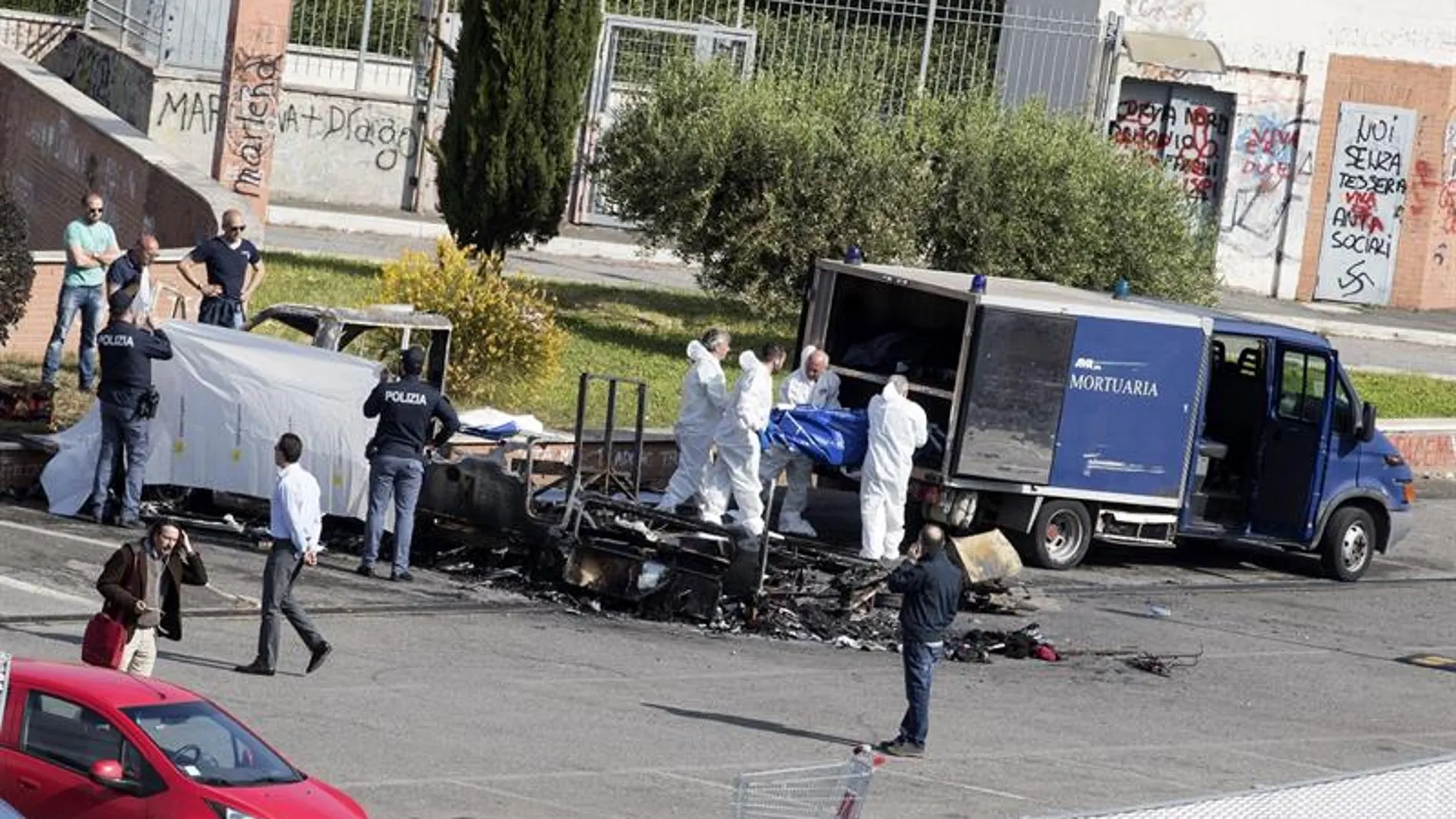 Los forenses trabajan en el lugar del incendio Los forenses trabajan en el lugar del incendio