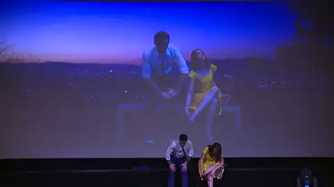 Frame 5.674076 de: "Sing Alone" permite al espectador sentirse como los protagonistas de la película Frame 5.674076 de: "Sing Alone" permite al espectador sentirse como los protagonistas de la película