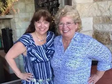 Donna Pavey junto a su hija Sharon Donna Pavey junto a su hija Sharon