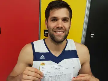 Felipe Reyes, con la hoja de estadísticas del partido ante el Joventut Felipe Reyes, con la hoja de estadísticas del partido ante el Joventut
