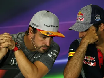 Fernando Alonso y Carlos Sainz dialogan durante la rueda de prensa Fernando Alonso y Carlos Sainz dialogan durante la rueda de prensa